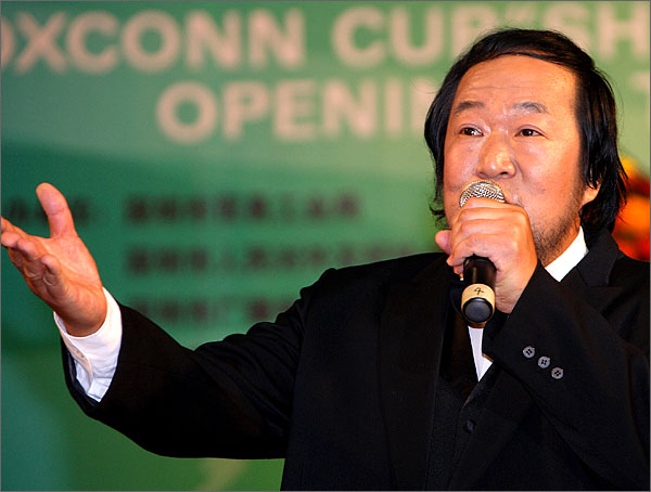 外運(yùn)會(huì)開(kāi)幕式上由國(guó)家一級(jí)演員、著名男高音歌唱家、深圳東方英文書(shū)院音樂(lè)教師劉傳義