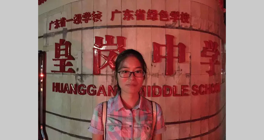 013-別看這副瘦弱肩膀可是可以扛起大梁的哦！此時已經(jīng)華燈初上了，來個影吧，留一個紀(jì)念